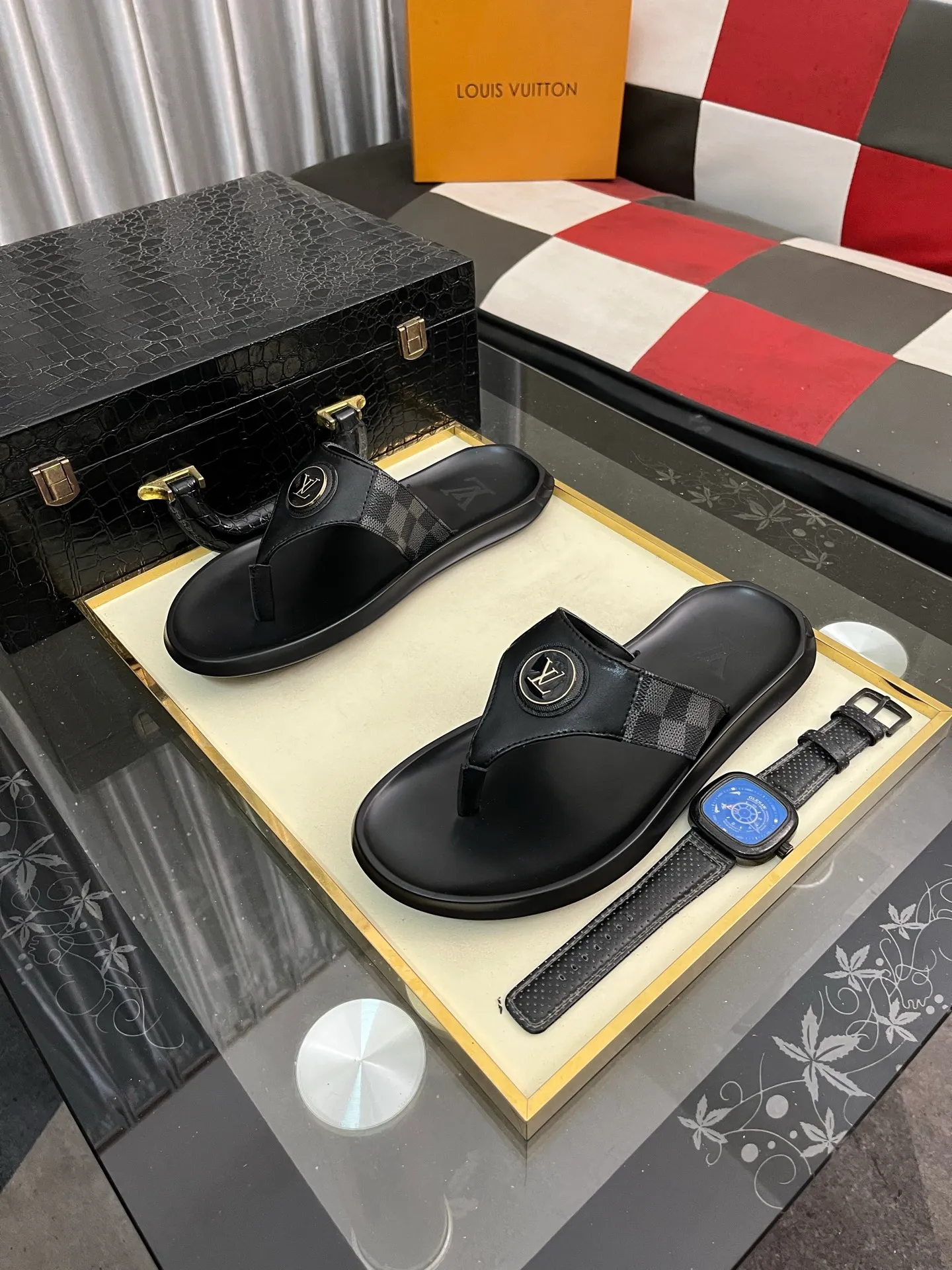 Men's shoes 💰260⌚️⌚️lv-Louis Vuitton) new men's sandals, high-end boutique, exquisite embossed logo decoration on the upper, fine workmanship, super soft soles, casual, loose and comfortable, a must-have in summer! \nsize: 38-443️⃣Colors available